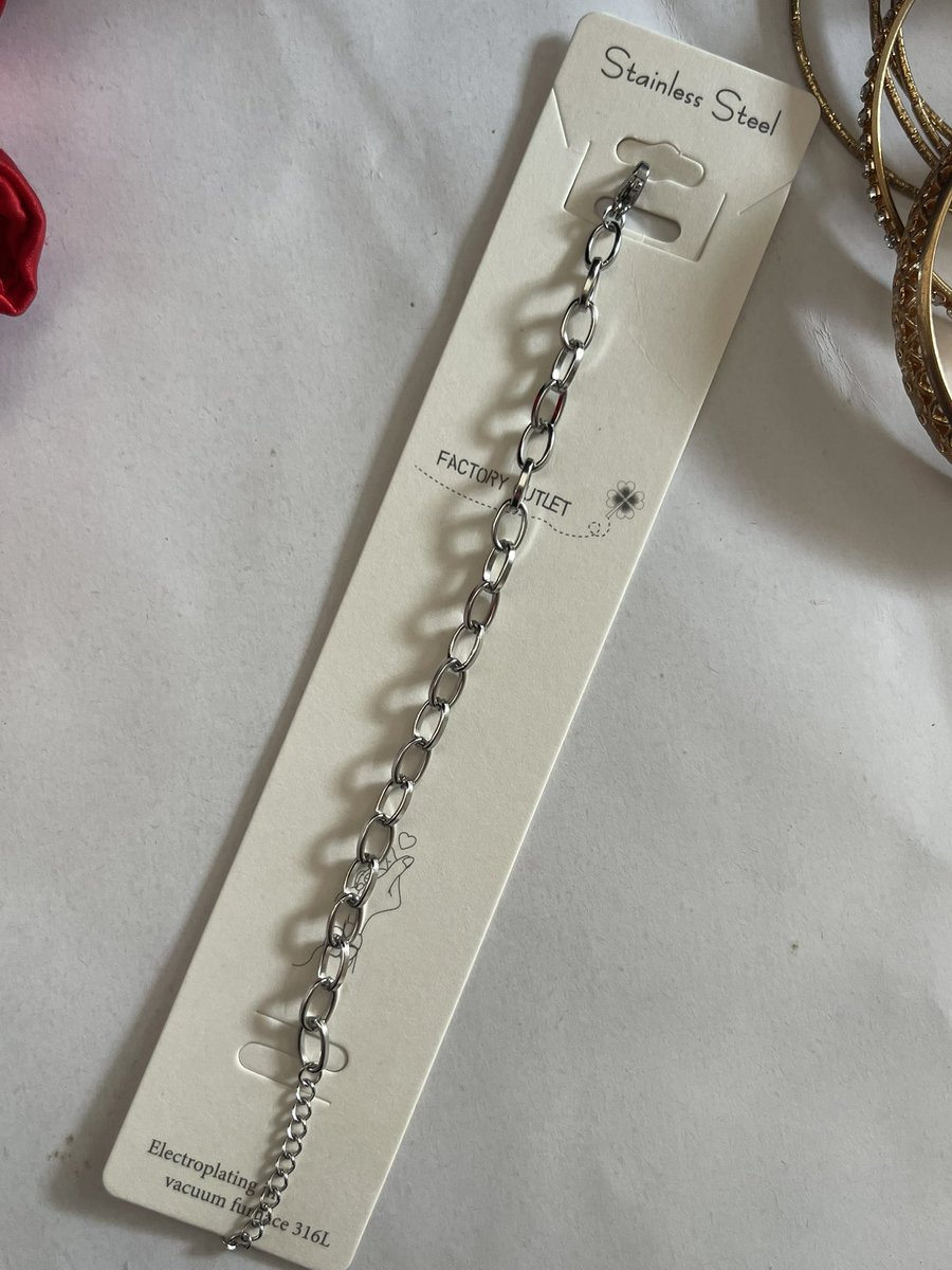SipareeSparkles's tweet photo. Unisex Silver Hand Chain
Serving main character energy!!
Price:3,800 Naira
#maincharacterenergy #silveraccessories
#uyo #handjewelry https://t.co/J9HJJk60z2
