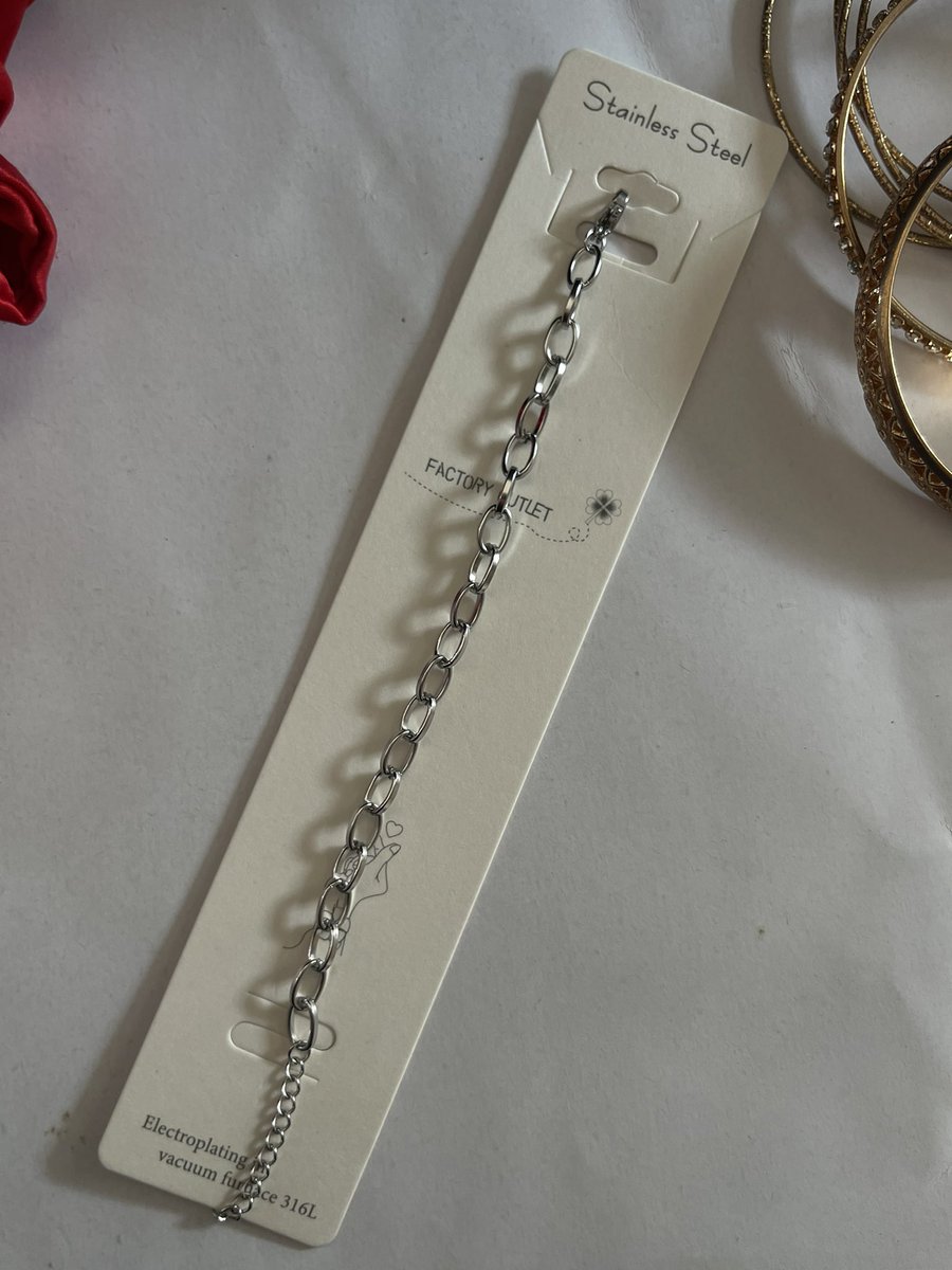 SipareeSparkles's tweet photo. Unisex Silver Hand Chain
Serving main character energy!!
Price:3,800 Naira
#maincharacterenergy #silveraccessories
#uyo #handjewelry https://t.co/J9HJJk60z2