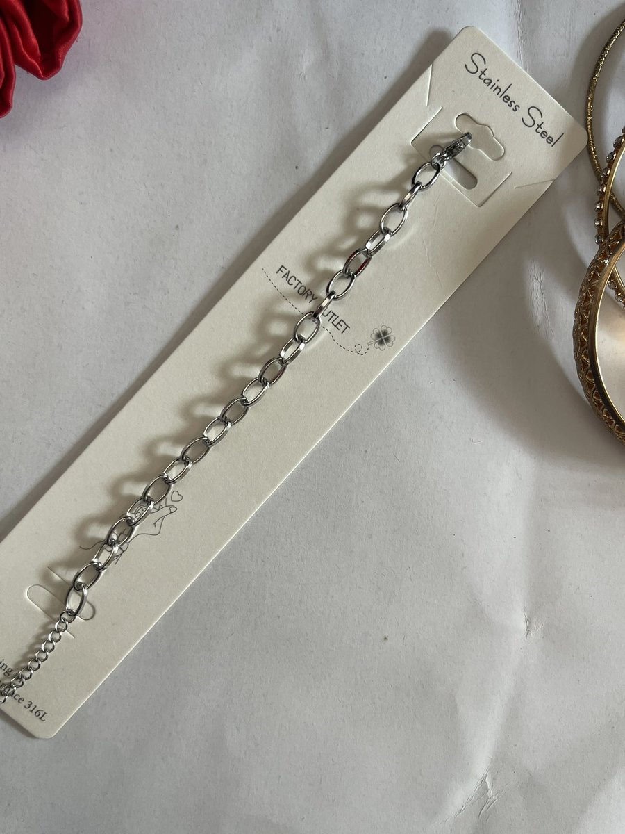 SipareeSparkles's tweet photo. Unisex Silver Hand Chain
Serving main character energy!!
Price:3,800 Naira
#maincharacterenergy #silveraccessories
#uyo #handjewelry https://t.co/J9HJJk60z2