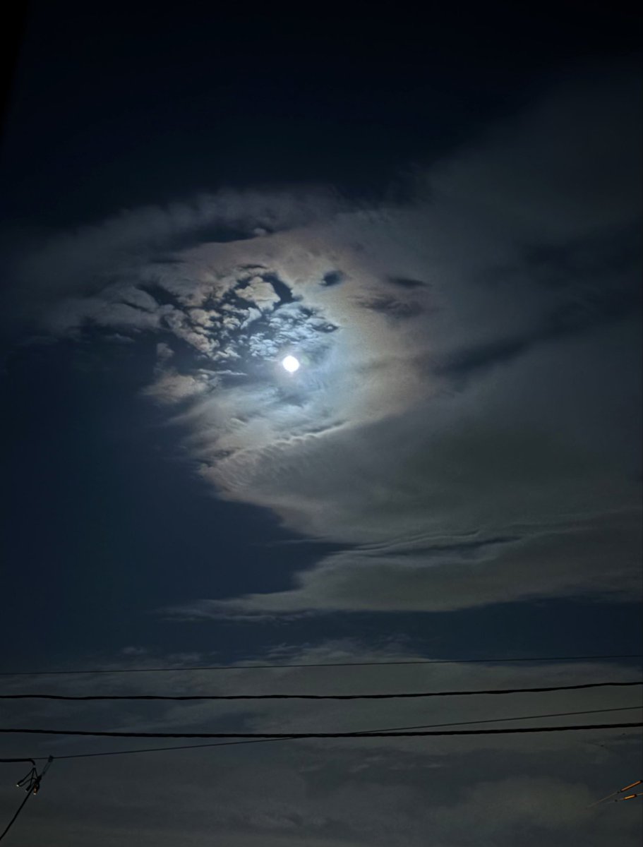psmaik01's tweet photo. 今日は体調が悪くて貧血も酷くて眠くて眠くてどうにもならない日だった。満月から少し欠けた月がキレイ https://t.co/sprdgBwyVD