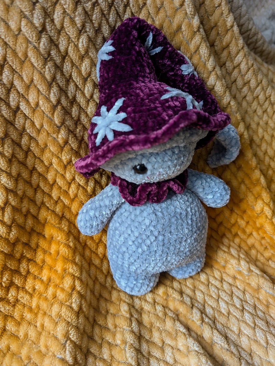 hookedhoneybee's tweet photo. A new mushroom wizard in the shop!
#plushie #mushroomwizard #mushroomplushie #wizardplushie #crochetplushie https://t.co/aNIzcXHioi