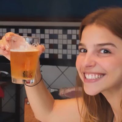 guillenvsky's tweet photo. fico triste em saber que nunca vou sentar num boteco com alanis e gabriela pra tomar uns goró https://t.co/MiFM96tBvJ