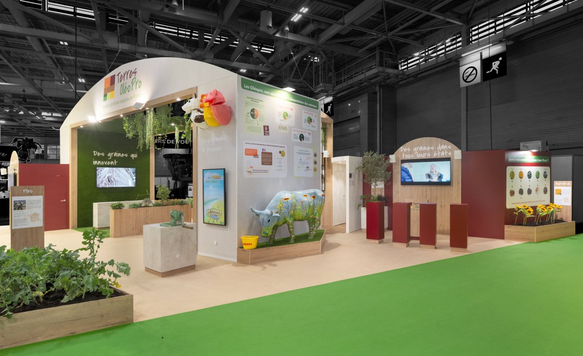 R2 Stand & Event tweet media