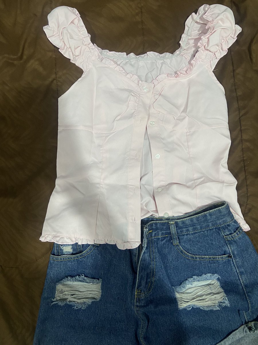 2handby_a's tweet photo. เสื้อไซส์s กับกางเกงเอว 28
ตัวละ35ค่า 
#ส่งต่อเสื้อผ้า https://t.co/VzuJDjQhP1
