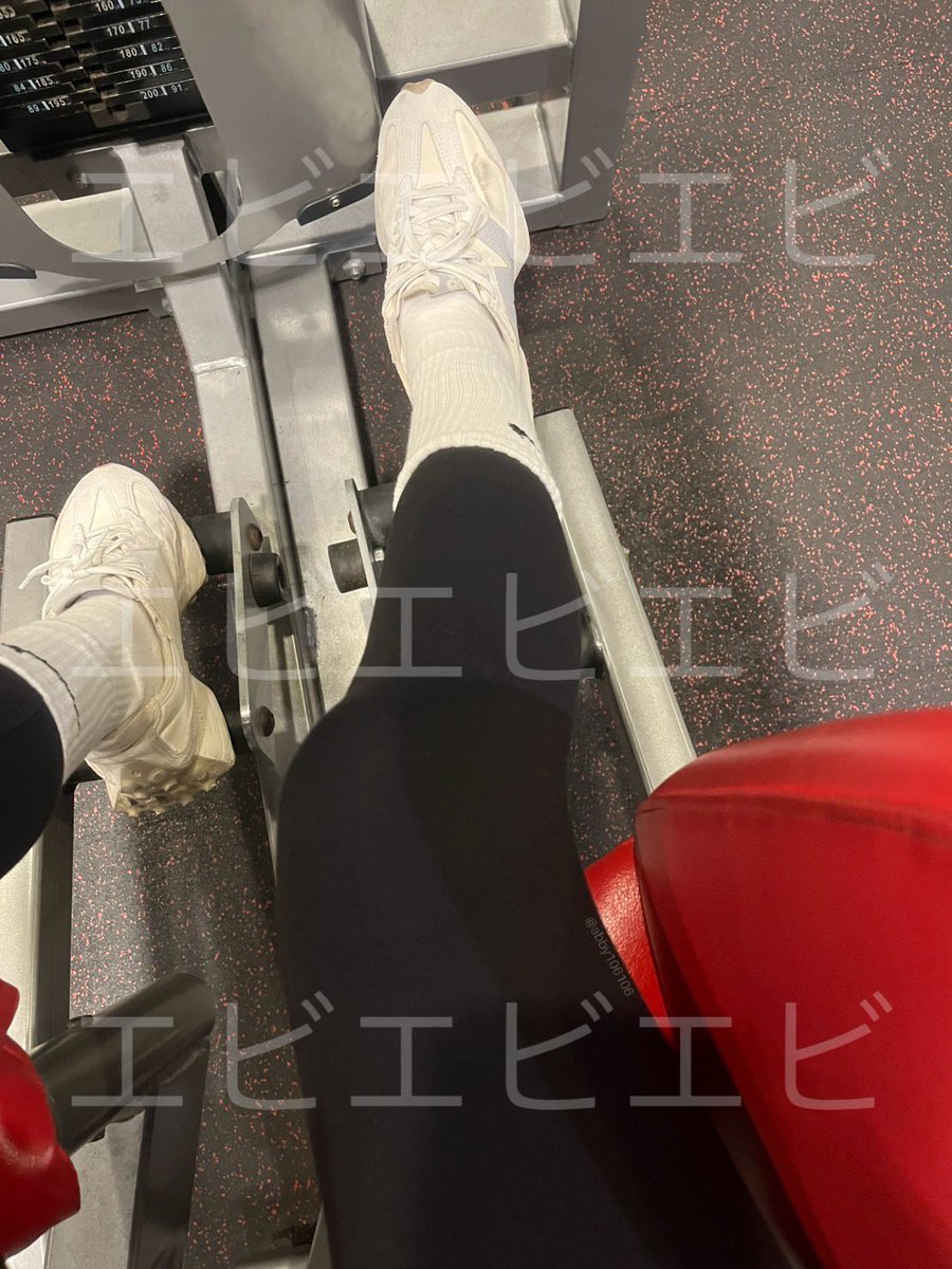 abby106106's tweet photo. 練了一個月的肌肉 目前感覺大腿跟屁股一直���漲的
希望我的🍑屁可以長出了😂
-
最近滑脆看到流行賣襪子 這風潮要起來了嗎
我運動穿的襪子味道應該算不錯？
（我很容易流腳汗💦） https://t.co/rUxXqI9AIY
