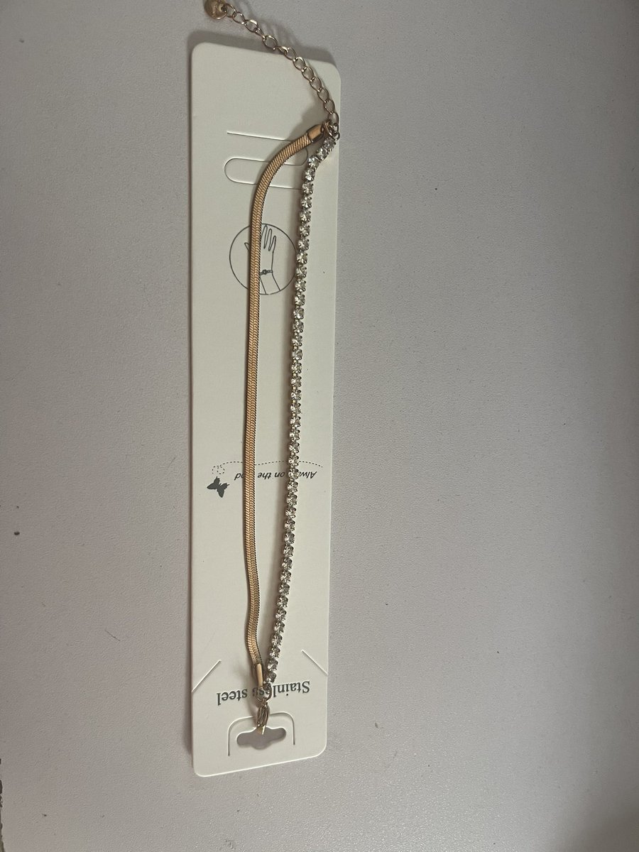 SipareeSparkles's tweet photo. Rose Gold Double Layered Hand Chain Double the layers, double the slay!
Don’t let this sparkle slip away!
Price:4,800 Naira
#rosegoldmagic #sparkleandshine ✨#handcandy #musthavejewelry #elegance https://t.co/b4XnWmYBt7