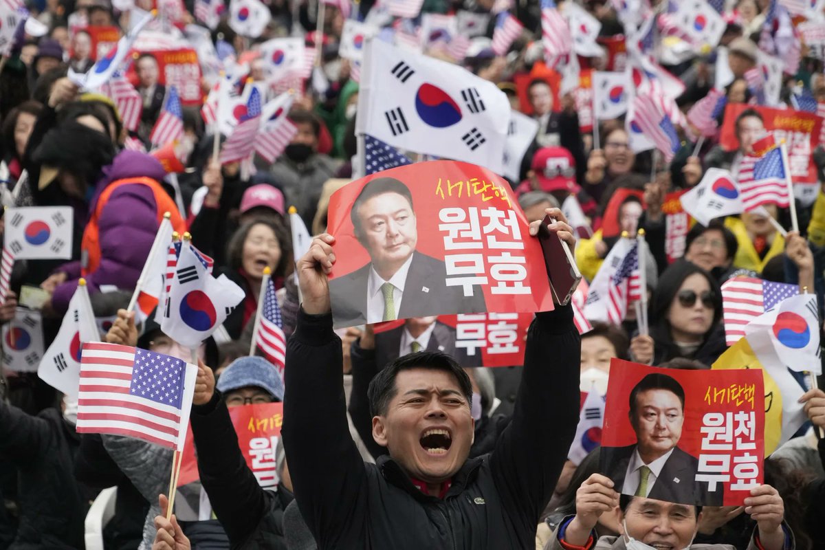 JohnZim40335840's tweet photo. @torohaha @iAnonPatriot South Korea? PPP supporters are still very pro-America. They wave American flags most of the time they demonstrate. https://t.co/0ipxJNLOTj