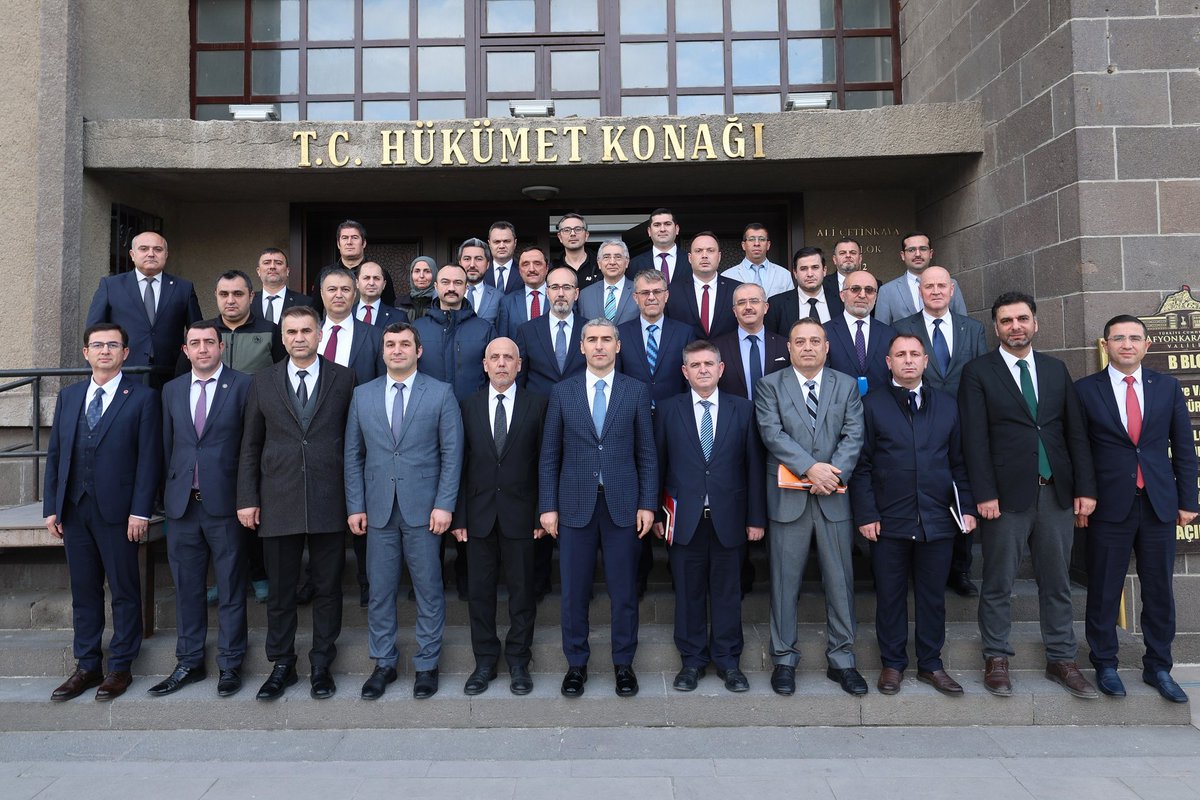 Valimiz Dr. Naci Aktaş, ilimizde yürütülen çalışmaların değerlendirilmesi ve kurumlar arası koordinasyonun güçlendirilmesi amacıyla birlikte mesai yapacağı kurum müdürleriyle bir araya geldi.

“Bu şehir hepimizin" diyen Valimiz Aktaş, "El birliği, gönül birliği içinde çalışarak