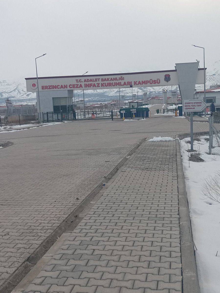 Bugün gözyaşlarımı yutkuna yutkuna çıktığım bu kapıdan bizlere bunları yaşantanları kan kusa kusa çıkart allah'ım.......

#AskeriÖğrencilerAdaletBekliyor