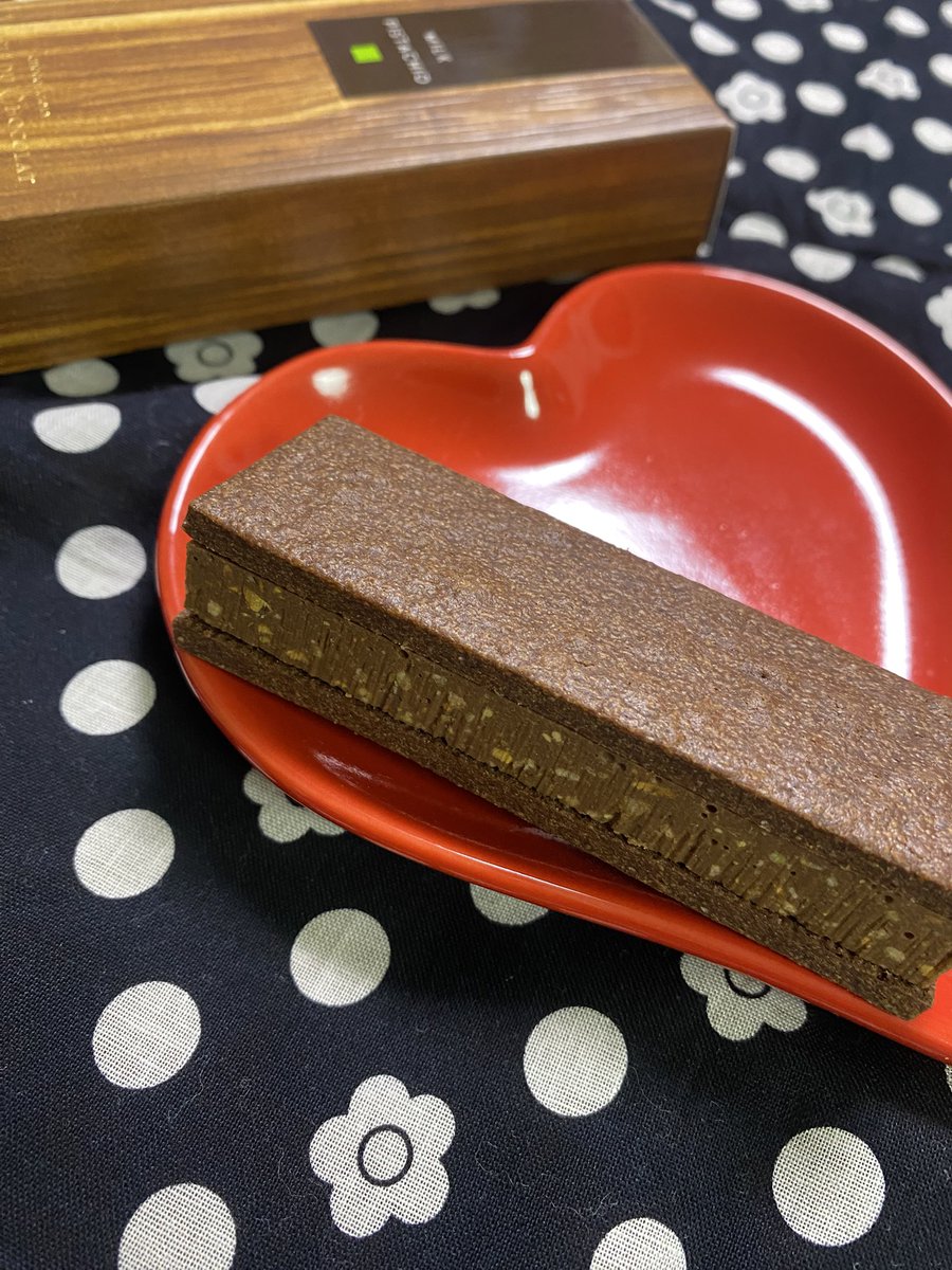 居待月見ながらの帰宅。
仕事からの寄り道楽しかった。こんな時間に自分用に買ったチョコをもぐもぐ。