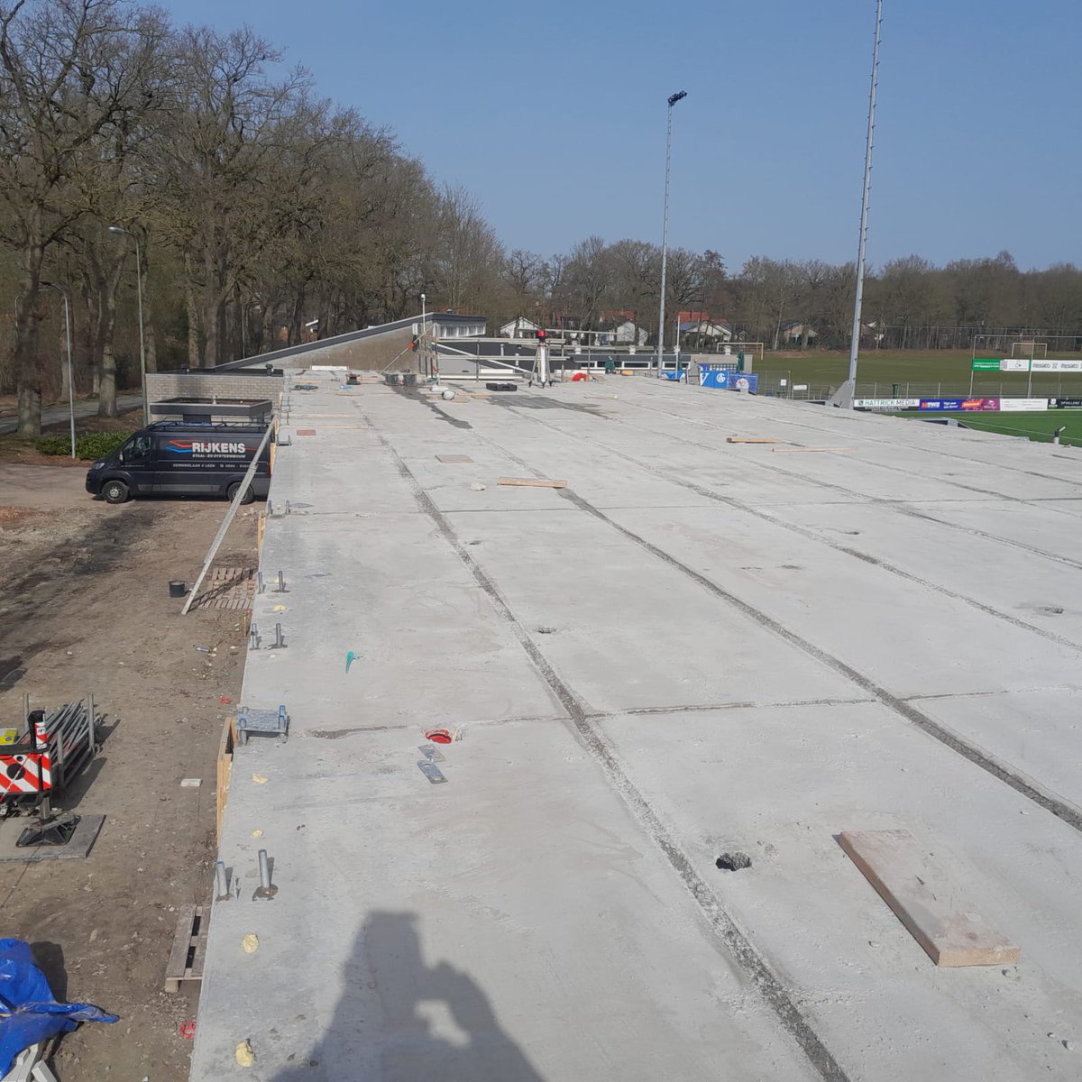 acvassen's tweet photo. 🏗 De bouw van de nieuwe tribune, kleedkamers en businessruimte is nog steeds in volle gang. De zichtbaarheid wordt steeds groter #mooisteclub https://t.co/XVtOuqe2o4
