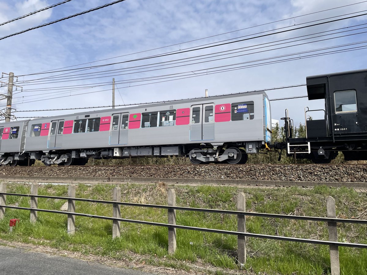 takshii's tweet photo. 東海道線豊橋付近で都営地下鉄大江戸線の1 2-900系を見たよ https://t.co/ECcbxGvOHS