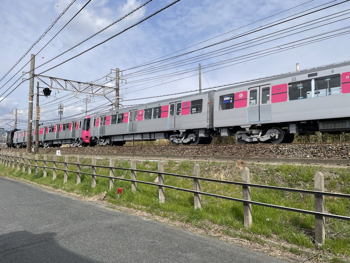 takshii's tweet photo. 東海道線豊橋付近で都営地下鉄大江戸線の1 2-900系を見たよ https://t.co/ECcbxGvOHS