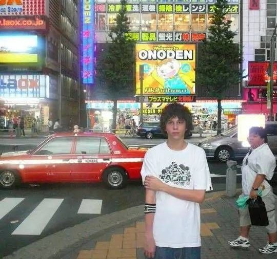 lovelovlu's tweet photo. ALGUIEN SAQUÉ LOS LÁPICES Y DIBUJE A ARMIN COMO RUBIUS EN JAPÓN https://t.co/l2BXlw5nQ9