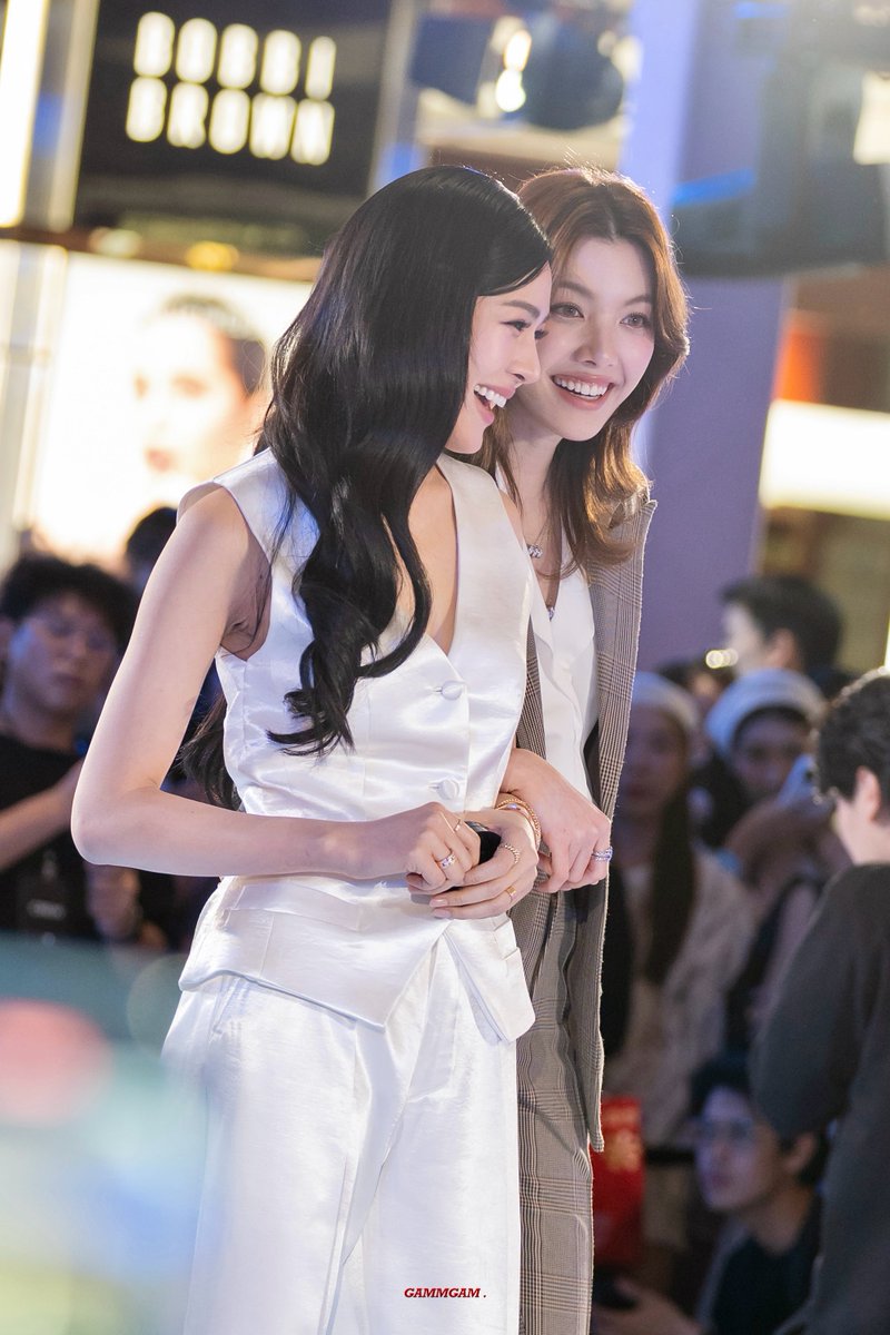 ภาพรวมดาราแฮปปี้สุดๆ 😆

#HERALoverWithLinglingKwong #OrmKornxCentralChidlom #CentralTheFashionDisruptorxLingOrm