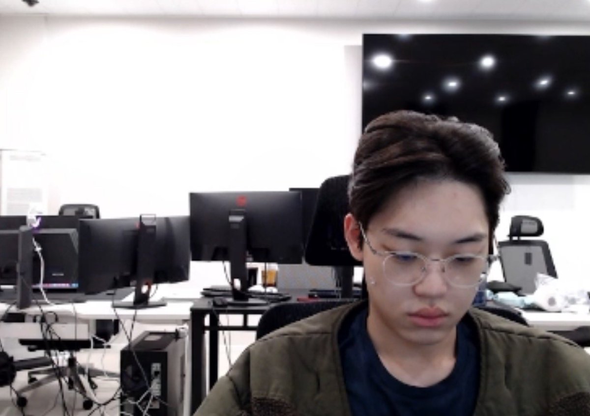 폰죽이 tweet media