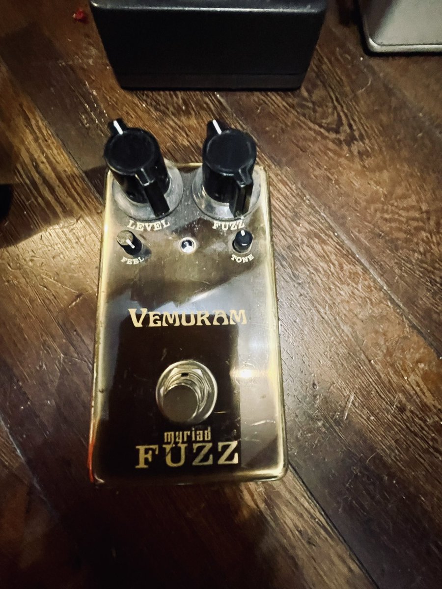 TANPFGUITAR's tweet photo. 今となってはレアなVEMURAM◆Myriad Fuzzを生徒が持ってきたので、弾かせてもらった〜VEMRAMって知ってはいたけど、弾いた事なくて、弾いた瞬間、なるほどね!こりゃ皆んな使うわけだ〜って思いました。
となると最近のButter Machineも気になるねw
#VEMRAM https://t.co/GaadfYMgbE