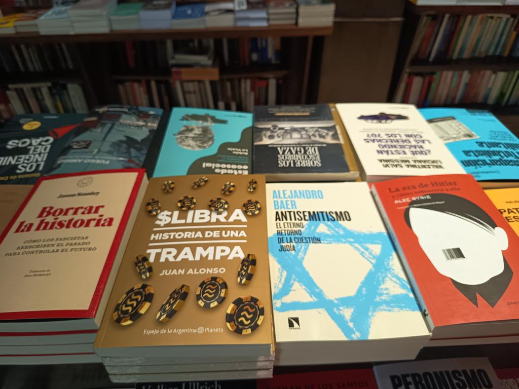 jotaalonso's tweet photo. Nota completa que realizamos hoy con Roberto Caballero y todo su equipo en @somosradioam530. El tema? Mi libro "$LIBRA historia de una trampa", editado por @PlanetaLibrosAr. Javier Gerardo Milei hizo trampa y no puede justificar lo que sucedió con $LIBRA.
https://t.co/zZuMdkUyKY https://t.co/28BVJ7ZQgj