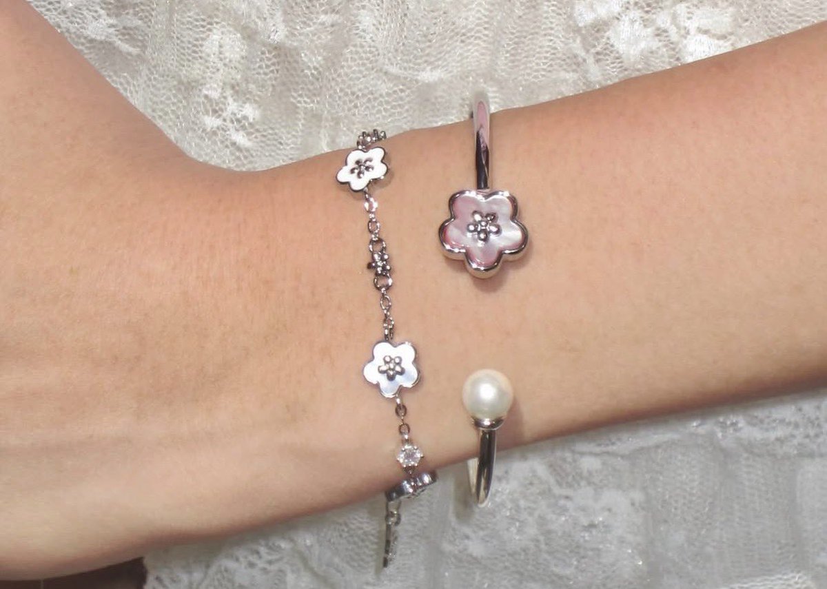 งบไม่เกิน 500 🤏🏻 เชียร์ของ thegreenbox แบรนด์ไทยคับ สร้อยน่ารักมากก ล่าสุดออกกล่องจุ่ม 299 บาท ได้ 3 ชิ้น กำไล 1 เส้น + ตุ้มหู 2 คู่ คุ้มมากกก ชิ้นนึงก็ 200-550 แล้ว 💌🍧🤏🏻 ลุ้น secret ด้วย