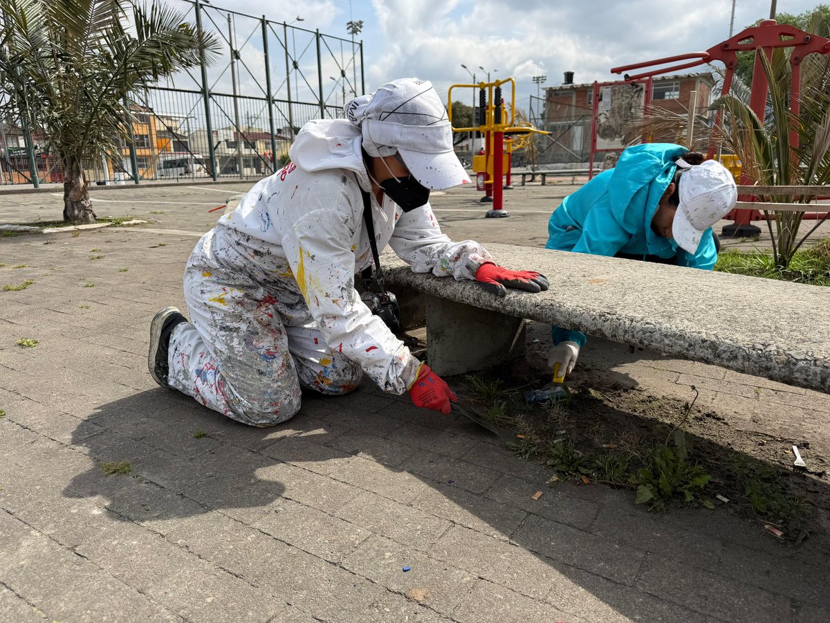 MiEspacioesBog's tweet image. 📍Parque Villa Mayor / Antonio Nariño
#TransformACCIÓN 2.0

Por instrucción de @Bogotá a esta hora los Defensores del Espacio Público se encuentran revitalizando este importante parque de la localidad con labores de limpieza y pintura para el disfrute de la comunidad

#AquíSiPasa