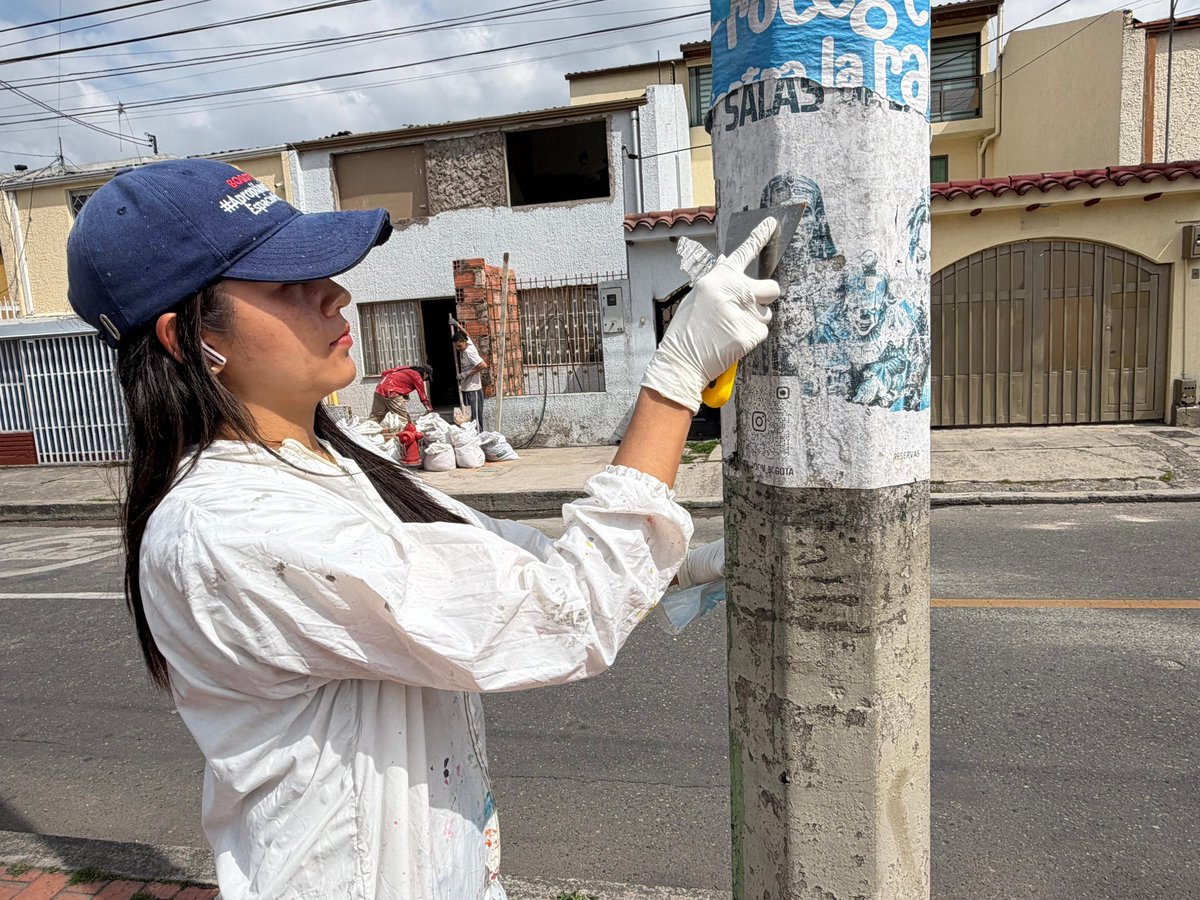 MiEspacioesBog's tweet image. 📍Parque Villa Mayor / Antonio Nariño
#TransformACCIÓN 2.0

Por instrucción de @Bogotá a esta hora los Defensores del Espacio Público se encuentran revitalizando este importante parque de la localidad con labores de limpieza y pintura para el disfrute de la comunidad

#AquíSiPasa
