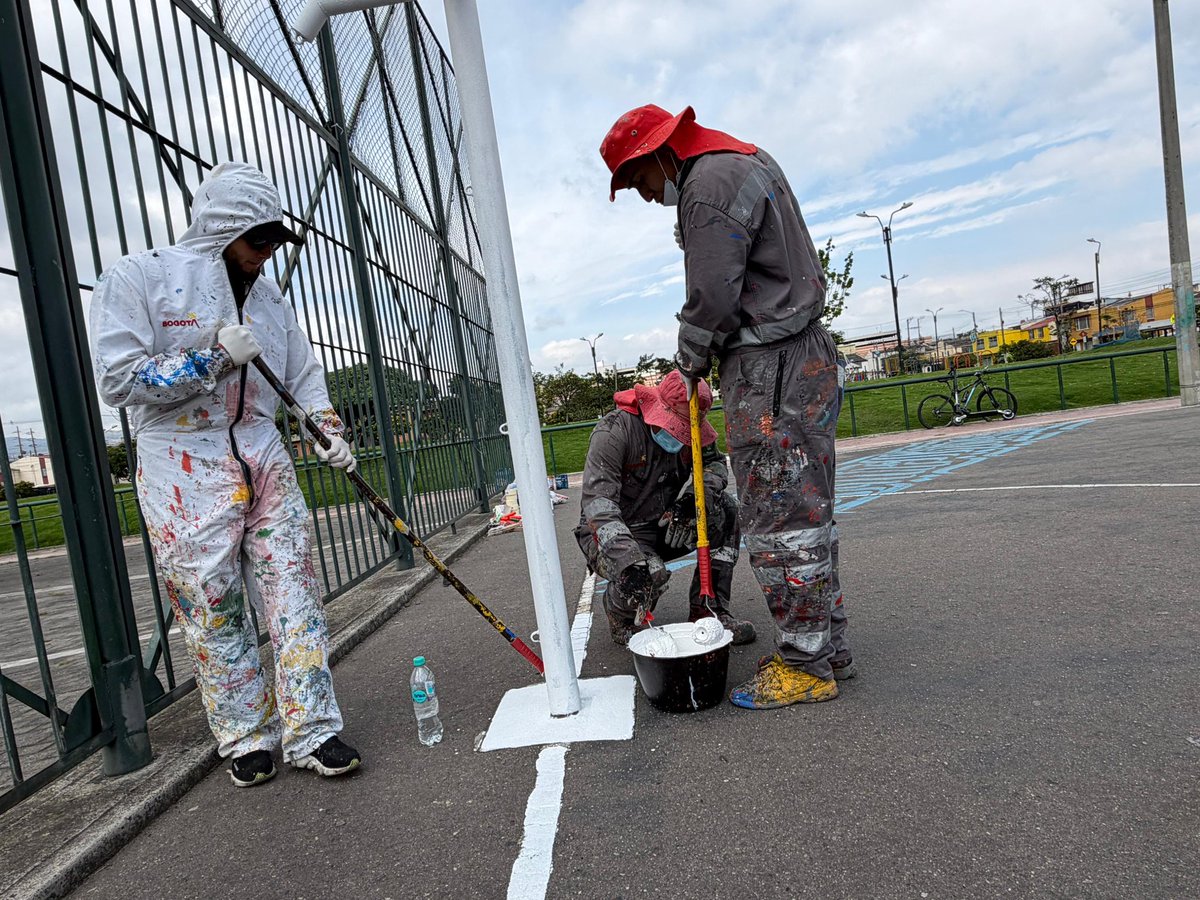 MiEspacioesBog's tweet image. 📍Parque Villa Mayor / Antonio Nariño
#TransformACCIÓN 2.0

Por instrucción de @Bogotá a esta hora los Defensores del Espacio Público se encuentran revitalizando este importante parque de la localidad con labores de limpieza y pintura para el disfrute de la comunidad

#AquíSiPasa
