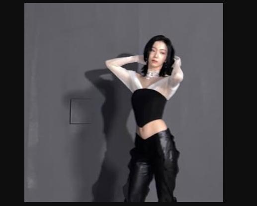KPop_Buzzz's tweet photo. Kep1er's Seo Youngeun Officially Leaves Group 7 Months After Going on Health-Related Hiatus -  https://t.co/ntJBHHlFyn https://t.co/mmrmqM3z8a