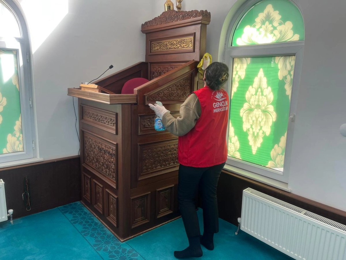 Bozkırın Gönüllüleri Projesi kapsamında Sevgi ve Merhamet Timimiz ile birlikte cuma namazı öncesi Kaman Piroğlu Camii ve Kur'an kursunu temizledik.

<a href="/gencliksporbak/">Gençlik ve Spor Bakanlığı 🇹🇷</a> @oa_bak @gsbgenclik @gsb_kirsehir @cakmakciyasin