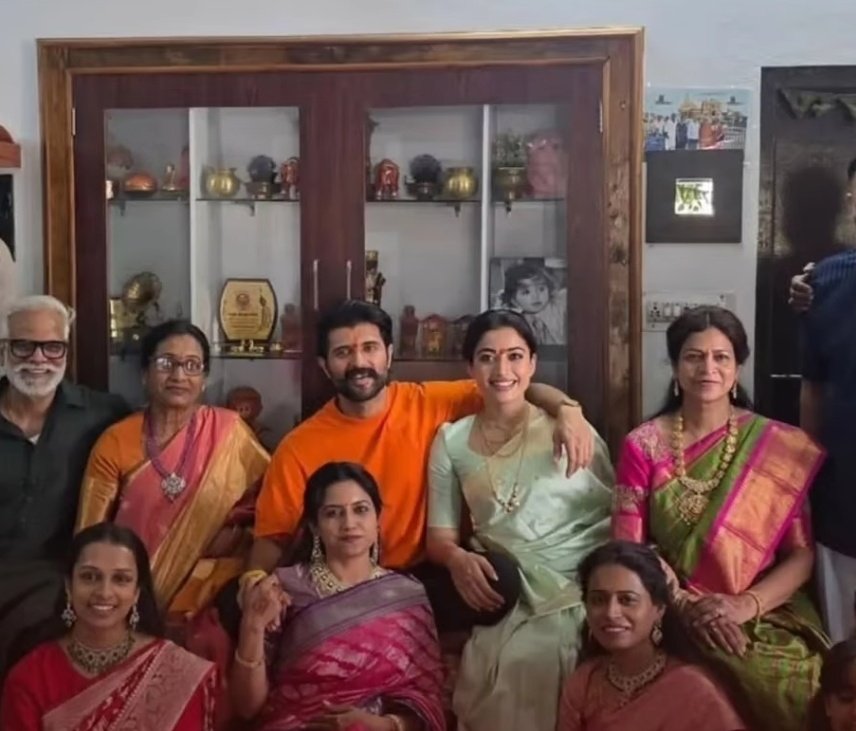 GetsCinema's tweet image. #VijayDevarakonda and #RashmikaMandanna Gets the - BLESSINGS OF GRANDPARENTS - at his HomeTown , Vintage House is SUPERB