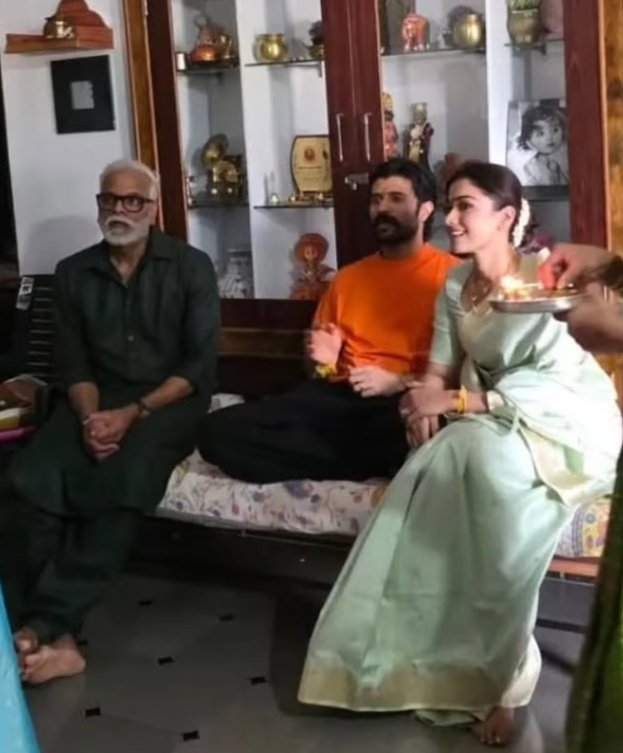 GetsCinema's tweet image. #VijayDevarakonda and #RashmikaMandanna Gets the - BLESSINGS OF GRANDPARENTS - at his HomeTown , Vintage House is SUPERB