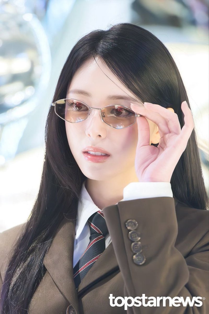 "저기 팔짱 끼고 있는 사람 누구야?"
"아, OO그룹 신류진 사장입니다."
"신...류진……"
"가서 인사라도 드릴까요?"
"아니, 걔가 나한테 올 거니까."