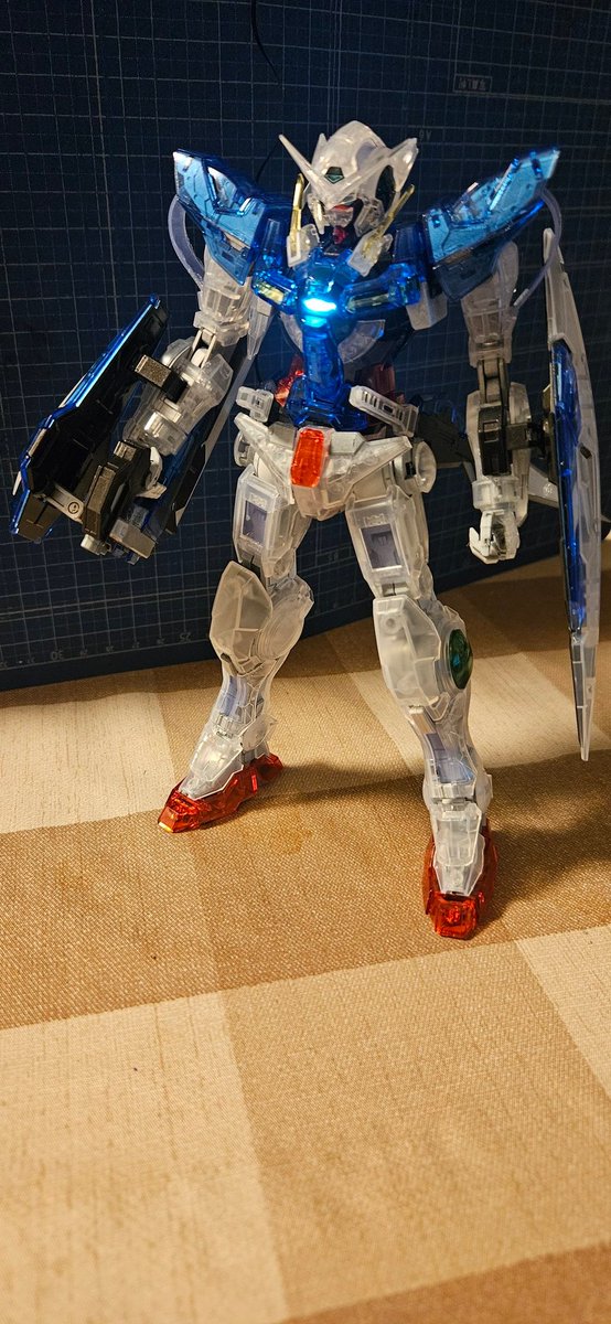 RX79_N_EFSF's tweet photo. やっと完成
去年から少しずつ作ってました。
ちょっとLED入れてます。
#ガンプラ
#MG
#エクシア
#クリアカラー https://t.co/2HYuiF1Mr1