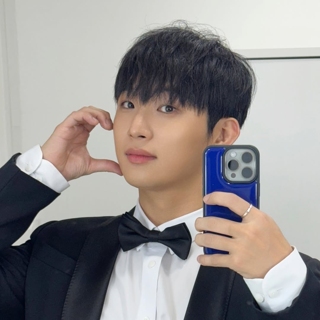 kbgmedia's tweet photo. Happy birthday to #HYUNSIK from #BTOB https://t.co/8sphdNGOtt