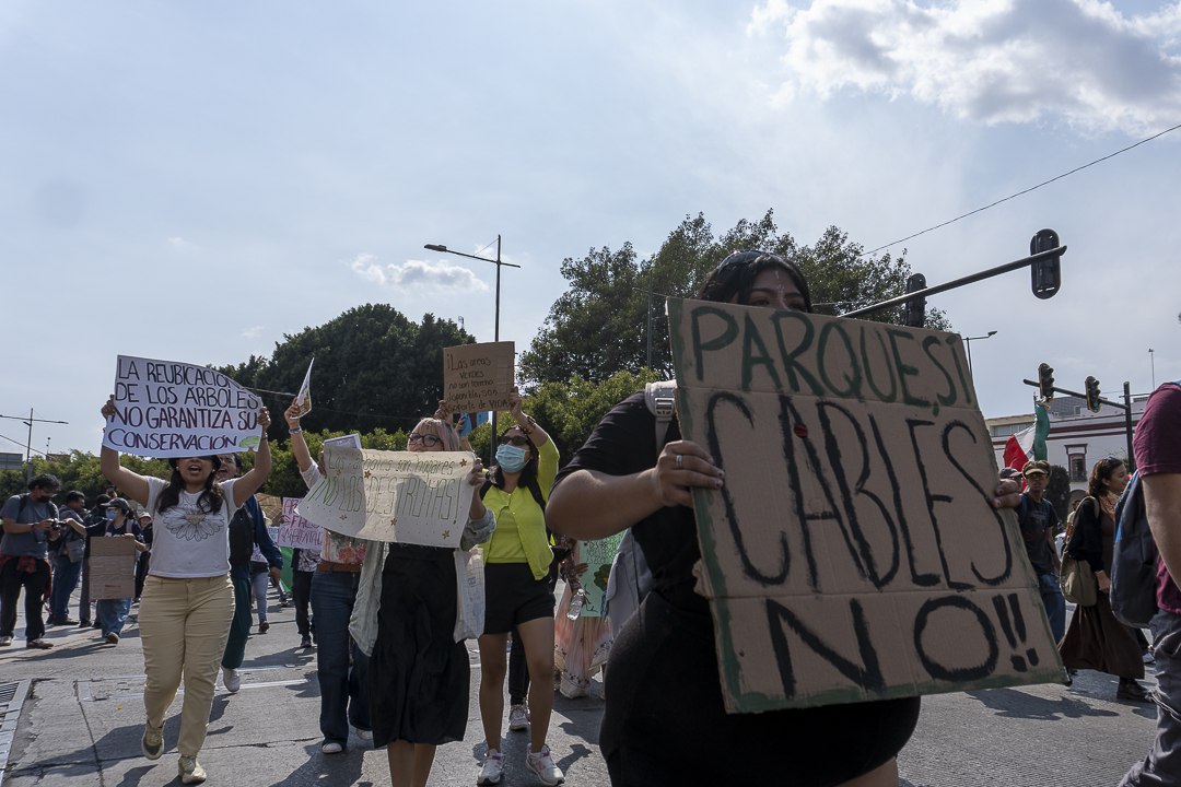 Qu3tzal's tweet photo. Un poquito de la marcha contra el CableBus del 5 de marzo que salió desde CU a Casa Aguayo. #noalcablebús https://t.co/nAxkCEjYx0