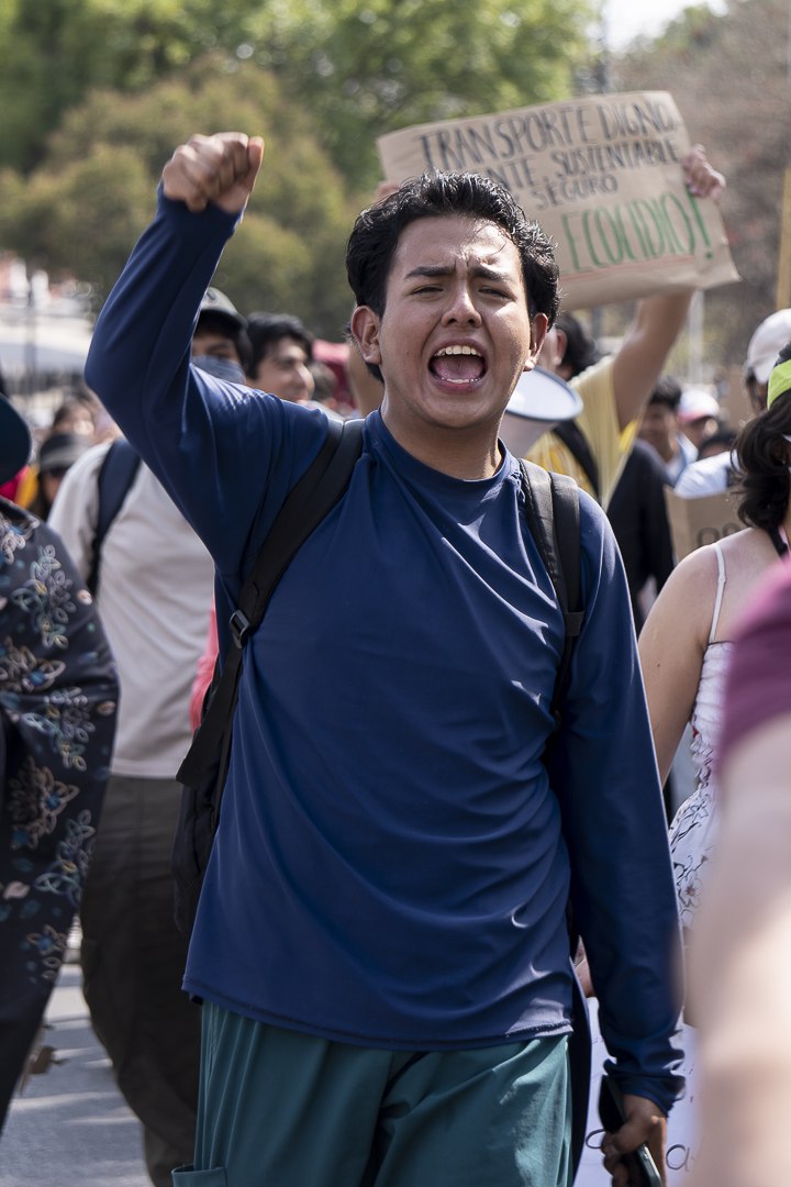 Qu3tzal's tweet photo. Un poquito de la marcha contra el CableBus del 5 de marzo que salió desde CU a Casa Aguayo. #noalcablebús https://t.co/nAxkCEjYx0