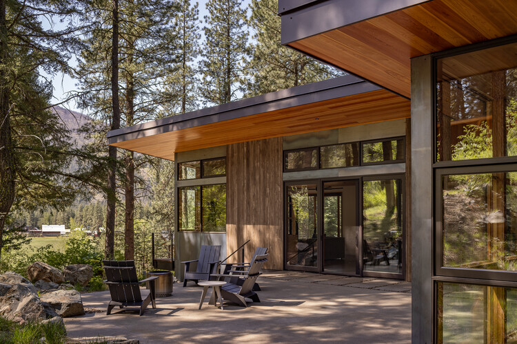 DesignedHomes's tweet photo. Kebony wood, dark steel, and a yellow front door tucked into the pines. Hillside Residence in Mazama, Washington by Prentiss + Balance + Wickline Architects. 📷 Andrew Pogue https://t.co/FAlLmoedLo