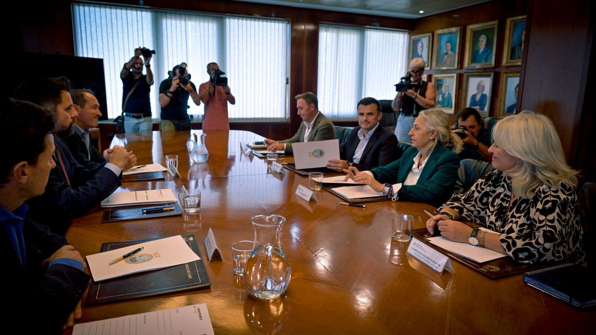Cadiz_es's tweet photo. ✍️ Las administraciones llegan a un acuerdo para la firma del convenio para la cesión del suelo del nuevo hospital de #Cádiz 

🔵 Junta de Andalucía, Zona Franca y Ayuntamiento de Cádiz han trabajado “con lealtad institucional” para que este gran proyecto pueda ser una realidad https://t.co/mqb3dwjrMn