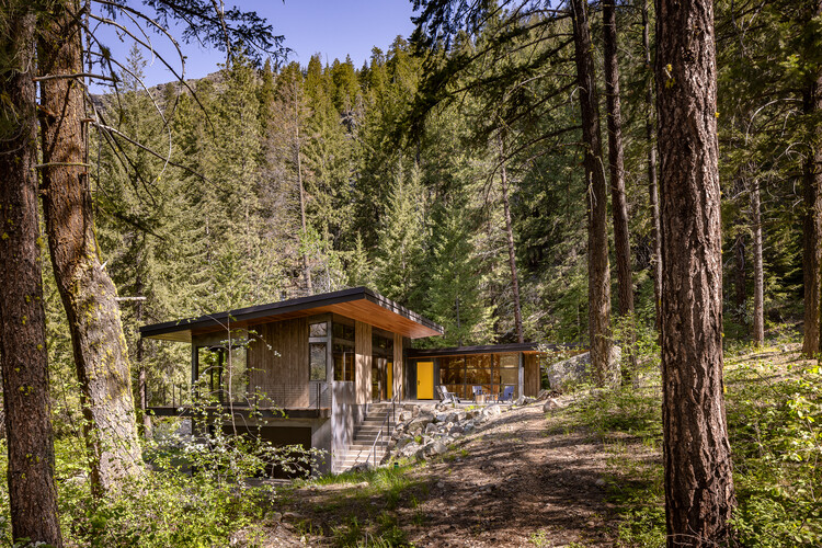 DesignedHomes's tweet photo. Kebony wood, dark steel, and a yellow front door tucked into the pines. Hillside Residence in Mazama, Washington by Prentiss + Balance + Wickline Architects. 📷 Andrew Pogue https://t.co/FAlLmoedLo