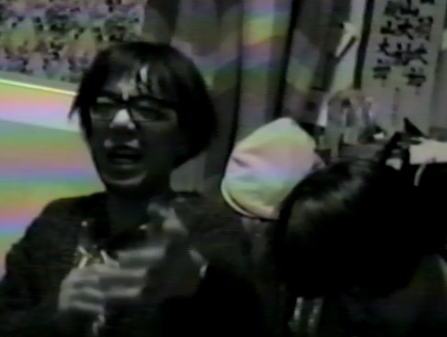 ふと思い出し呟く。80年代後半私は音楽関係で手伝うのは『あ』で聴きに行くのは『と』だった。『あ』は浅川マキ、あがた森魚で『と』は友部正人、友川かずき、豊田勇造。添付画像は86年に知人の部屋で飲んでいるあがたさん。色信号脱落してるがあがたさんの右はのちにエンケン妻になったひかるさん。