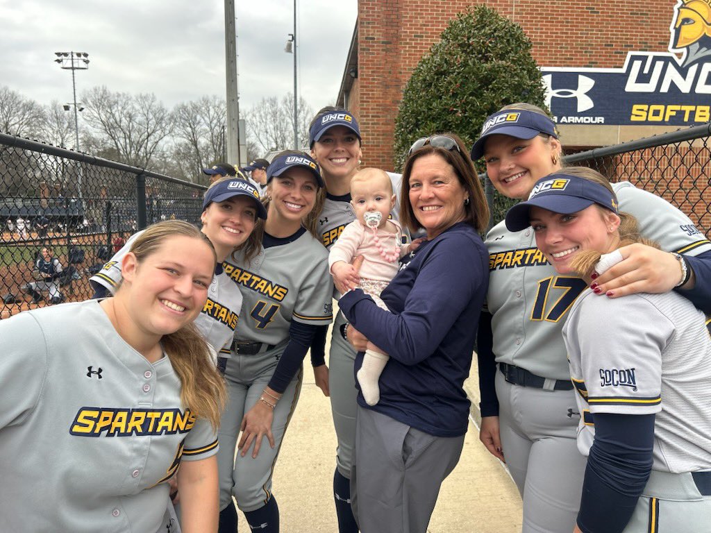 UNCGSoftball's tweet photo. Our Field Crew 💪🏻 
Their kids 😍 https://t.co/WFLJdhADnF