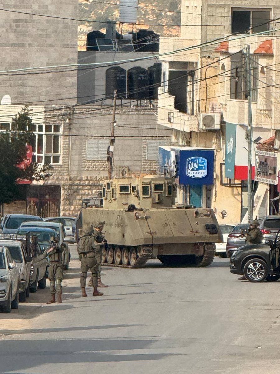 QudsNen's tweet photo. Israeli occupation forces, accompanied by an armored vehicle, raid the town of Silwad near Ramallah. https://t.co/HoguTf0tcu