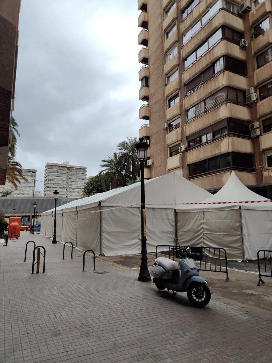 ANavalonOsa's tweet photo. Cuatro días de Fallas, 20 días de calles cortadas y sin poder aparcar.

Hay carpas en las que cabe medio Mestalla.

Tenemos que darle una vuelta a las Fallas. https://t.co/8rScEkaO9m
