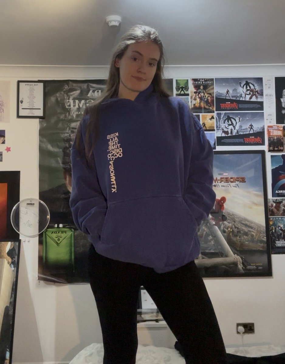 bwsholland's tweet photo. this is how some of my stuff fits on me!!
im 5’9 and a UK 10/12!
zip up - L
blue hoodie - XL
baby tee - S

(these photos are ss from videos so don’t mind my face lmaooooo) https://t.co/geSWJoLS0k