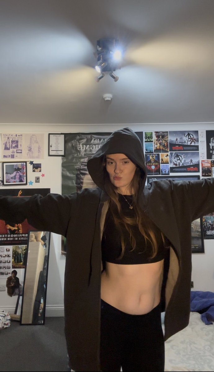 bwsholland's tweet photo. this is how some of my stuff fits on me!!
im 5’9 and a UK 10/12!
zip up - L
blue hoodie - XL
baby tee - S

(these photos are ss from videos so don’t mind my face lmaooooo) https://t.co/geSWJoLS0k