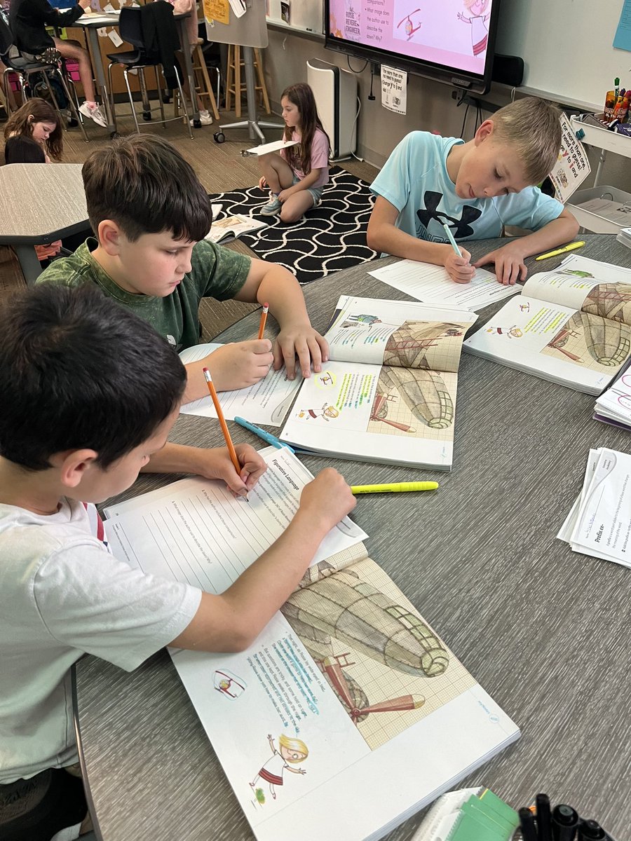 leahmt3's tweet photo. #ThrivingThirds collaborating on figurative language. #DESisBEST @GCISD @DovePTA1 https://t.co/AvxueDcsUs