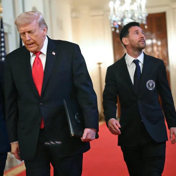 Tendenciasx_ecu's tweet photo. "Maradona"
La reciente visita de Lionel Messi🇦🇷 a la Casa Blanca🏛️ ha reavivado un sinnúmero de comparaciones🔥. Los internautas no tardaron en rescatar imágenes de Diego en escenarios similares.
#Maradona #Messi #CasaBlanca #TrumpMessi https://t.co/Pv6OVnCFgr