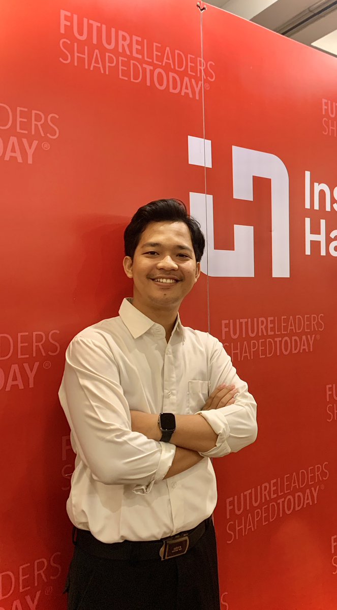 khanifirsyad's tweet photo. Salah satu cara berpakain yg perlu diketahui yaitu tubuh kita itu proporsinya; long torso, balance, atau short torso.

Ternyata tubuh saya ini proporsinya short torso. Nantinya akan berpengaruh di penampilan. Gak cocok kalo pake oversize dan kepanjangan.

Nah, ini contohnya 😂 https://t.co/Le2YFHy9j7