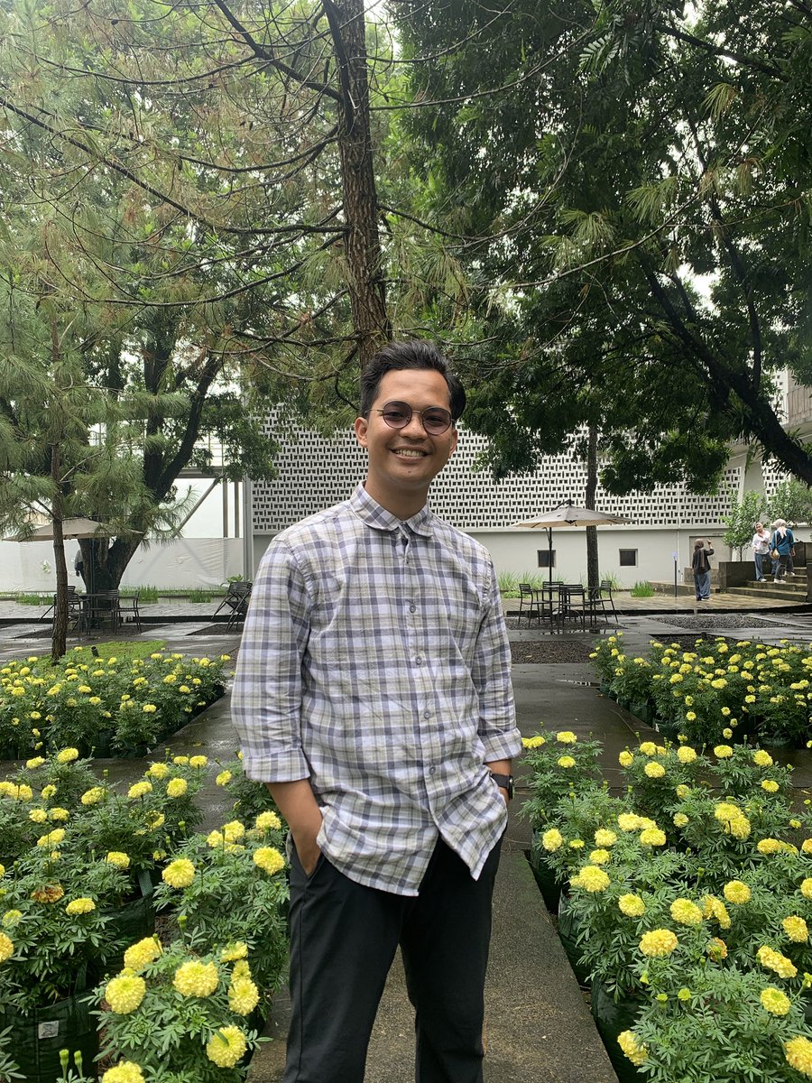 khanifirsyad's tweet photo. Salah satu cara berpakain yg perlu diketahui yaitu tubuh kita itu proporsinya; long torso, balance, atau short torso.

Ternyata tubuh saya ini proporsinya short torso. Nantinya akan berpengaruh di penampilan. Gak cocok kalo pake oversize dan kepanjangan.

Nah, ini contohnya 😂 https://t.co/Le2YFHy9j7