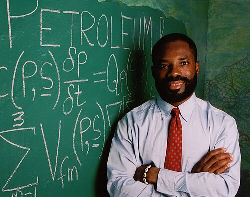 🔥 IGBO IN DIASPORA — PHILIP EMEAGWALI

In 1967 a 13 year old boy in Onitsha watched the Biafran war shut down his school, empty his home and scatter his family into the bush.

His father James had no money. But every night in the refugee camp he gave Philip 100 mathematics