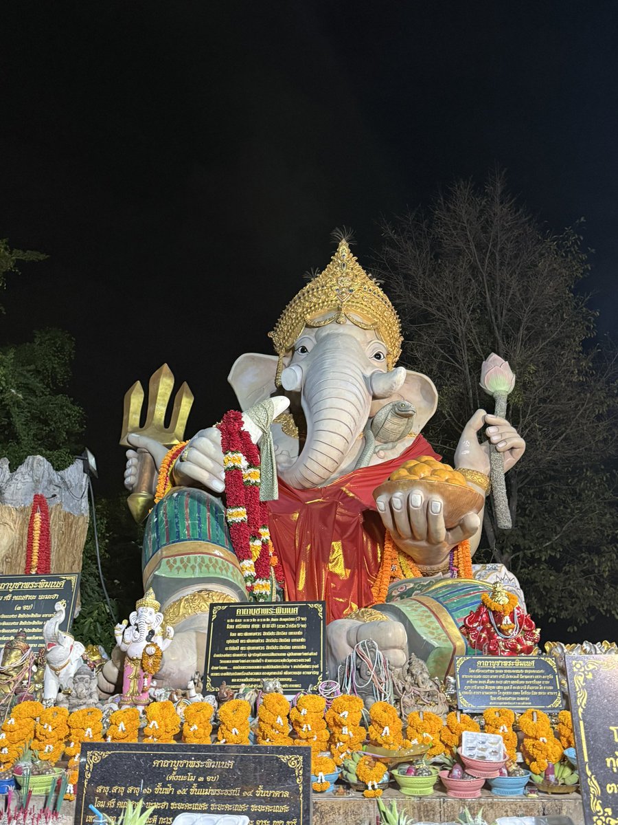 ได้มาไหว้วันสันคสติจตุรถีพอดี
น้อมนำความสิริมงคลมาฝากทุกท่านค่ะ 🙏🏻✨

🕉️โอม ศรี คเณศายะ นะมะฮา🕉️